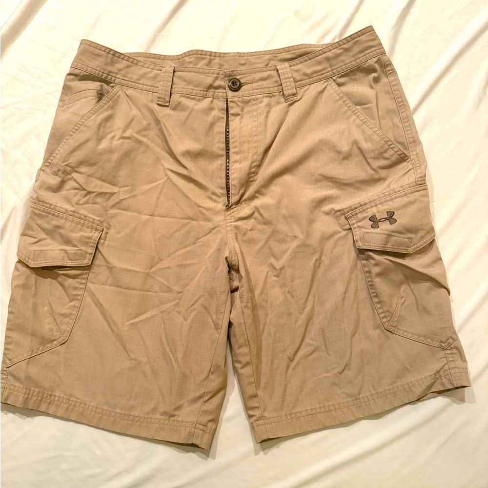Under Armour men’s size 36 rip stop tan cargo shorts.
